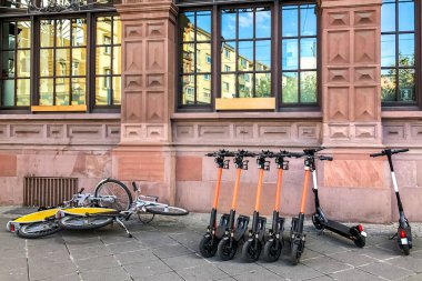 E Scooter Almanya 'da Bir Kaldırımda Kiralık 