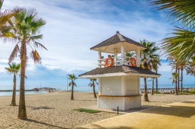 İspanya Marbella Plajı 'nda Cankurtaran Kulesi 