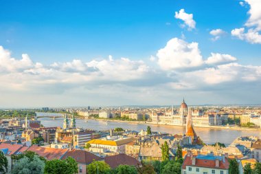 mujer cerca en sillón de oficina de lujo 