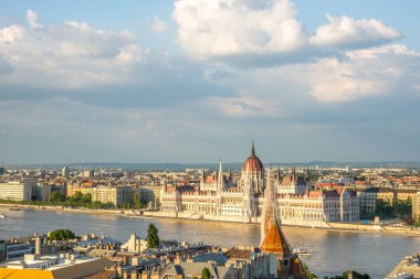 mujer cerca en sillón de oficina de lujo 