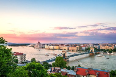 mujer cerca en sillón de oficina de lujo 