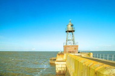 Plaj sandalyeleri, Wilhelmshaven, Almanya 'daki South Beach gezinti güvertesi. 