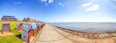 Plaj sandalyeleri, Wilhelmshaven, Almanya 'daki South Beach gezinti güvertesi. 