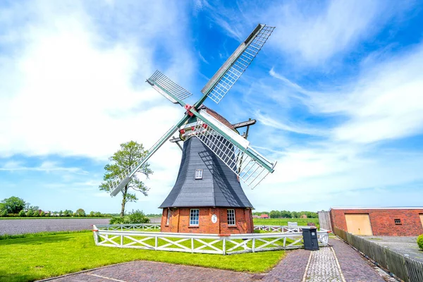 Aurich, Doğu Friesland, Almanya 'daki yel değirmeni 