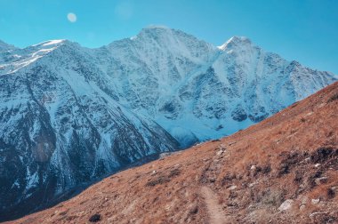 Elbrus dağlarında soğuk bir sabah