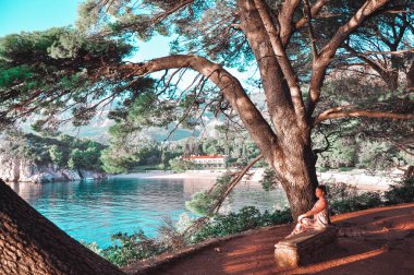 Akşamüstü deniz kıyısındaki bir kayada