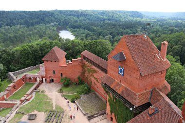 Letonya 'nın Sigulda kentindeki nehrin kıyısındaki Turaida Kalesi, 26 Temmuz 2019.