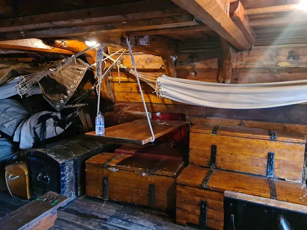 Wewnętrzna kabina mieszkalna dla załogi na drewnianym żaglowcu — Zdjęcie stockowe