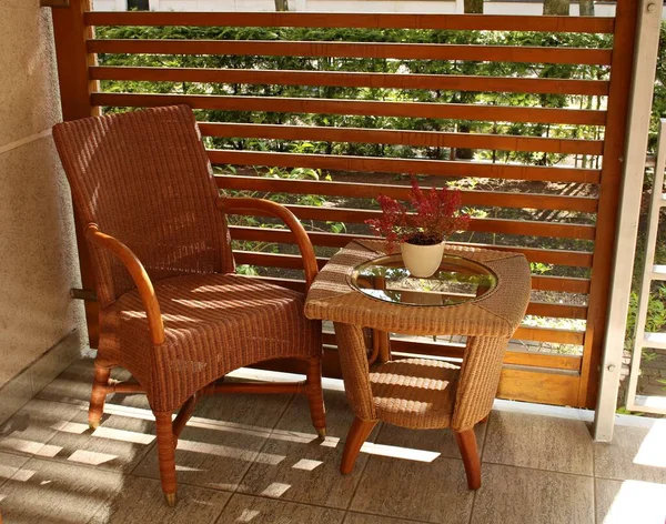 Sedia Vimini Tavolino Sono Sul Balcone — Foto Stock