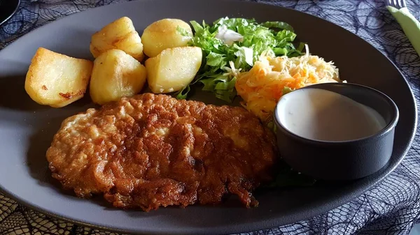 Chuleta Cerdo Grande Con Papas Hervidas Ensalada Fresca Plato —  Fotos de Stock