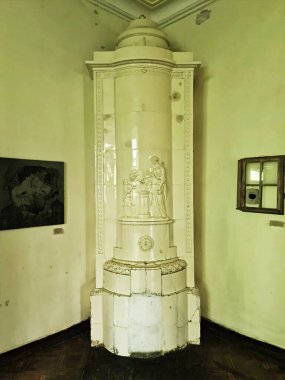 Dairede çok güzel seramik fayanslarla döşenmiş eski bir antika soba..