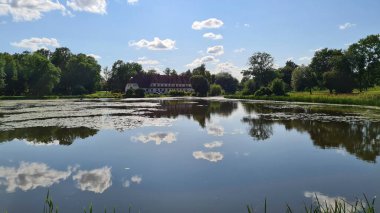 2021 yazında Letonya 'nın Jaunpils köyünde küçük güzel bir göl..