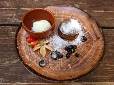 Sabah çörekleri tatlı ve büyük tabakta dondurma..