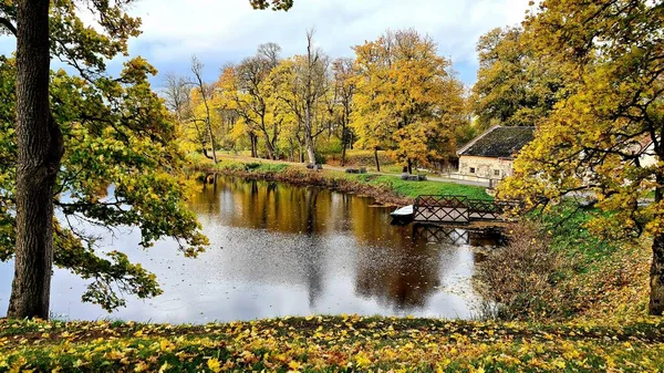 Oude Gebouwen Van Een Watermolen Aan Oever Van Een Meer — Stockfoto