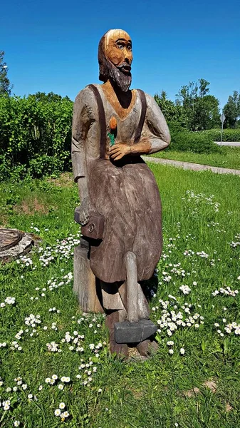 Figuur Van Houten Smid Met Een Hamer Ligt Een Groen — Stockfoto