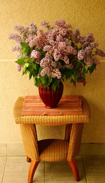 Booker Luxuriant Beaux Lilas Dans Vase Debout Sur Une Table — Photo