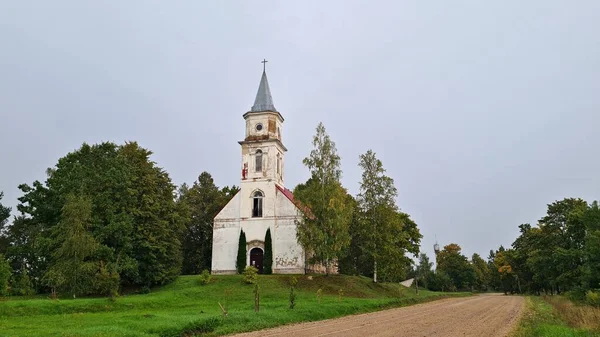 En gammal luthersk kyrka i den lilla lettiska byn Remda den 11 september 2021 — Stockfoto