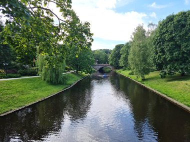 Turist ve sakinlerin tekne gezilerine çıktığı pitoresk şehir su kanalı.