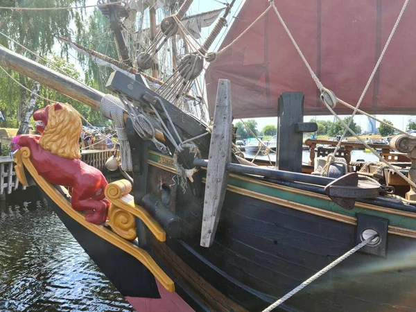 Rusty Anchor Anchored Wooden Blocks Rigging Old Sailing Ship — Stock Fotó