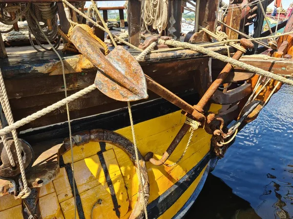 Rusty Anchor Anchored Wooden Blocks Rigging Old Sailing Ship — Stock Fotó