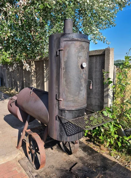 Fogão Metal Móvel Feito Tubos Grandes Fica Pátio Aldeia — Fotografia de Stock