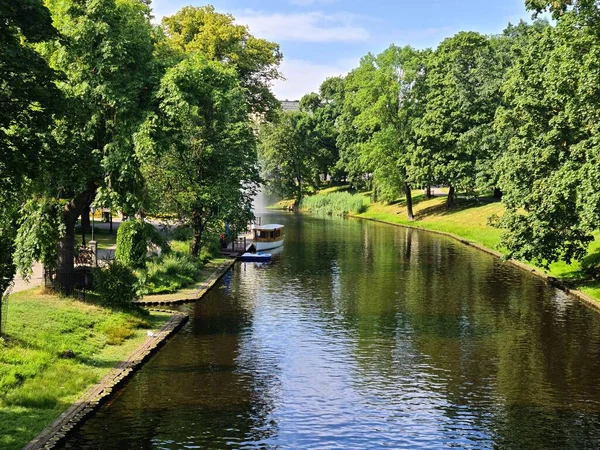 Canalul Pitoresc Apă Orașului Lungul Căruia Turiștii Rezidenții Fac Excursii — Fotografie, imagine de stoc