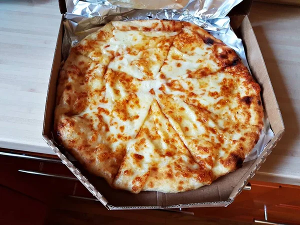 Grande Flatbread Com Queijo Foi Encomendado Partir Uma Pizzaria Entregue — Fotografia de Stock