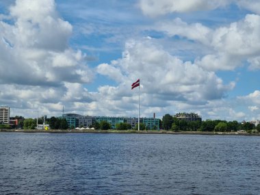 2021 yazında nehrin kıyısından Letonya başkenti Riga 'ya kadar güzel bir manzara..