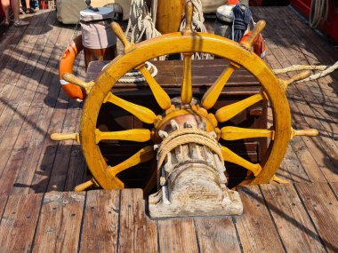 Yelkenli geminin büyük ahşap direksiyonu Temmuz 2021 'de Lavya' nın başkenti Riga 'daki iskeleye demirlemiş Standart.