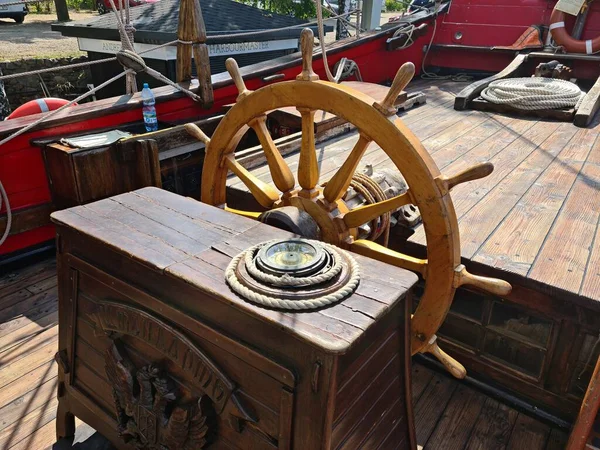 Large Wooden Steering Wheel Sailing Ship Standart Moored Pier Lavtian — Stock Fotó