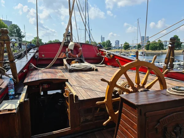 Large Wooden Steering Wheel Sailing Ship Standart Moored Pier Lavtian — Stock Photo, Image