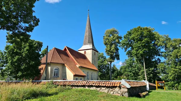 Pequena Igreja Luterana Aldeia Letã Apriki Dia Ensolarado Verão 2021 — Fotografia de Stock