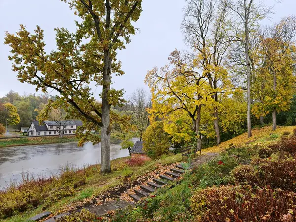 Ekim 2021 Letonya Nın Aizpute Köyünde Bulutlu Bir Sonbahar Gününde — Stok fotoğraf