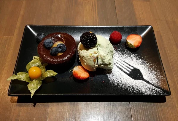 Delicious Dessert Ice Cream Berries Black Square Plate — Stock fotografie