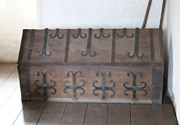 Old Wooden Chest Bound Decorative Metal Plates Installed Corner Room — Zdjęcie stockowe