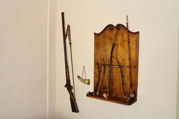 Hunting Rifle Hangs Wall Room Next Shelf Smoking Pipes — Zdjęcie stockowe