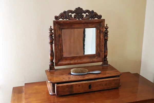 Table Old Wooden Box Mirror Massage Brush — Stockfoto