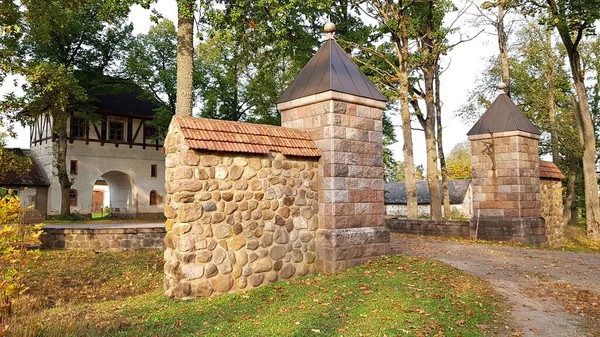 Stone Curbstones Gate Next Large Arch Building Entrance Utility Courtyard — Foto de Stock