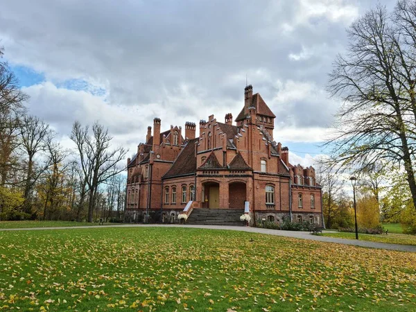 Beautiful Old Latvian Castle Jaunmoku Trees Yellowed Leaves October 2021 — Foto de Stock