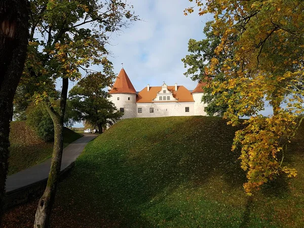 Velho Castelo Letão Cidade Bauska Entre Árvores Com Folhas Amareladas — Fotografia de Stock