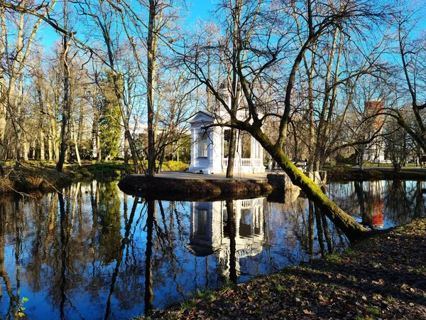 Stenen Prieel Met Prachtige Reflectie Het Water Het Letse Kemeri — Stockfoto