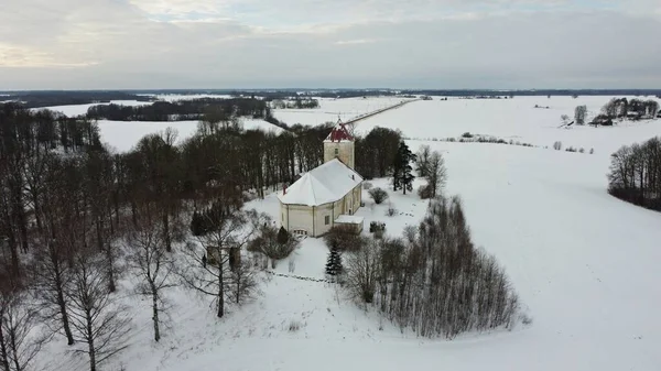 Igreja Evangélica Luterana Contra Pano Fundo Neve Branca Aldeia Letã — Fotografia de Stock