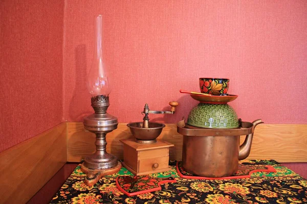 Una Vecchia Lampada Cherosene Con Macinacaffè Legno Bollitore Rame Sul — Foto Stock