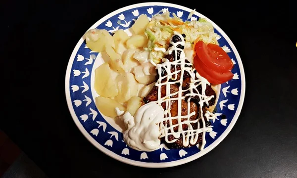 Stuk Gebakken Vlees Gekookte Aardappelen Met Mayonaise Rode Tomatenschijfjes Een — Stockfoto