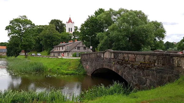 Historyczny Kamienny Most Kościół Jana Łotewskim Aizpute Lipca 2020 — Zdjęcie stockowe