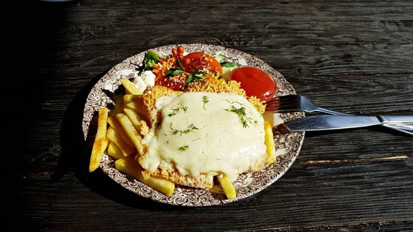 Varkenskoteletjes Gebakken Kaas Met Frietjes Verse Salade Een Bord — Stockfoto