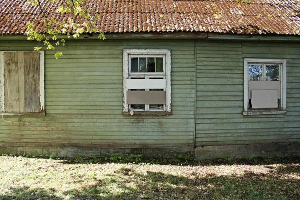 Pequeña Casa Madera Vieja Con Ventanas Cerradas Madera Contrachapada Pueblo — Foto de Stock