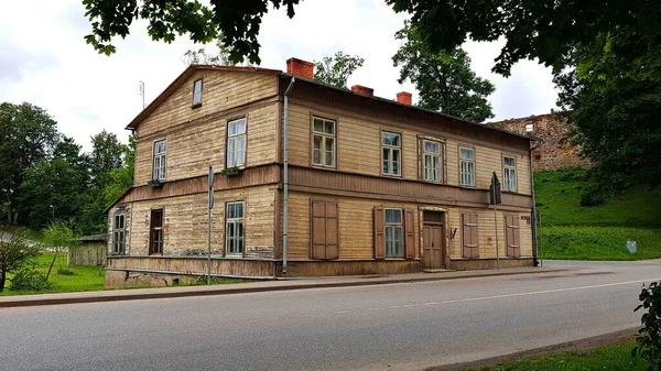 Een Oud Houten Huis Met Twee Verdiepingen Letse Stad Aizpute — Stockfoto
