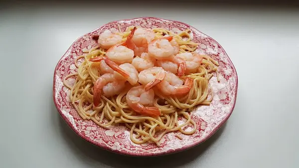 Gekochte Und Geschälte Garnelen Mit Spaghetti Auf Einem Teller Werden — Stockfoto
