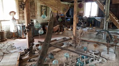 Birçok eski eşya ve eşya 8 Mayıs 2020 'de Letonya' nın Sabile şehrinde bir evde toplanır..